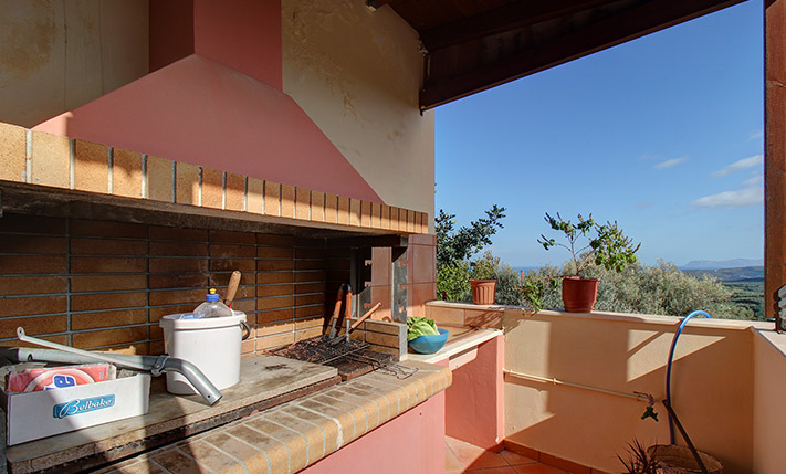 LARGE APARTMENT WITH 2 STUDIO APTS & VIEWS