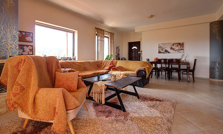 LARGE APARTMENT WITH 2 STUDIO APTS & VIEWS