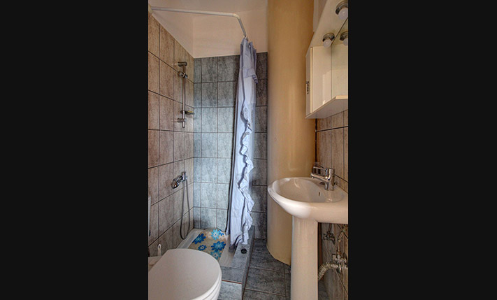 LARGE APARTMENT WITH 2 STUDIO APTS & VIEWS