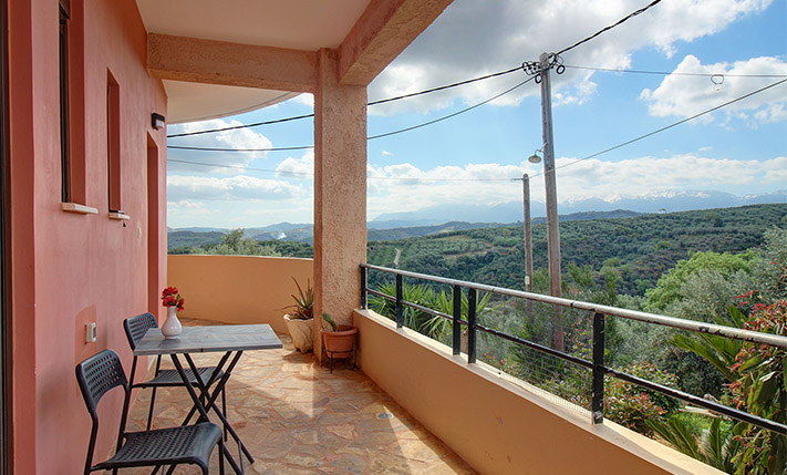 LARGE APARTMENT WITH 2 STUDIO APTS & VIEWS