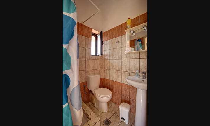 LARGE APARTMENT WITH 2 STUDIO APTS & VIEWS