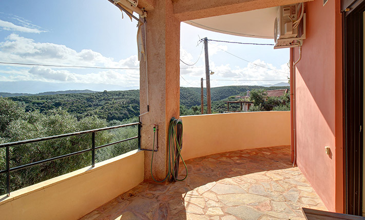 LARGE APARTMENT WITH 2 STUDIO APTS & VIEWS