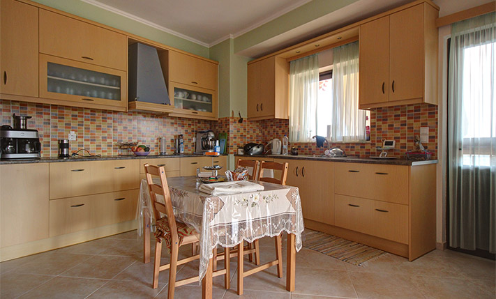 LARGE APARTMENT WITH 2 STUDIO APTS & VIEWS