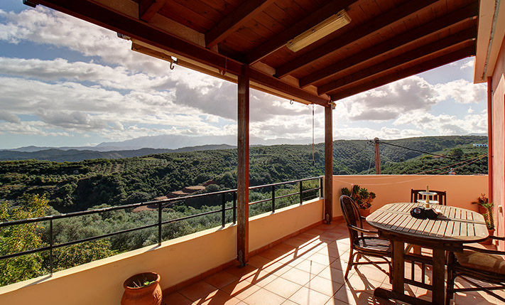 LARGE APARTMENT WITH 2 STUDIO APTS & VIEWS