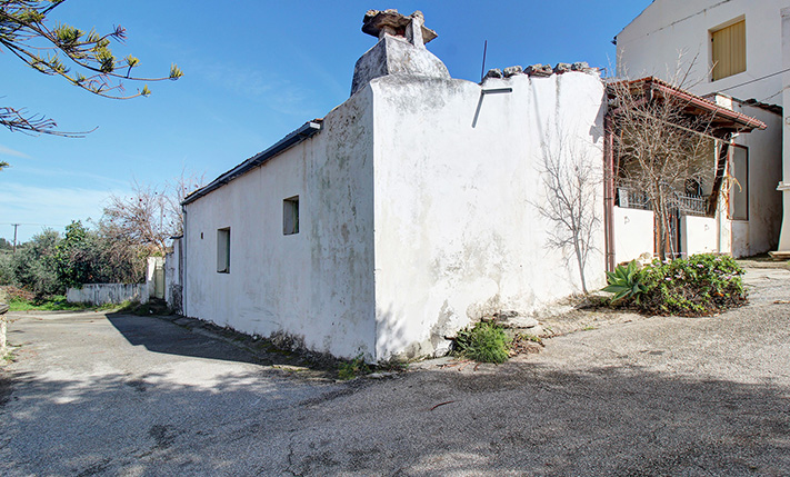 AN EASY-TO-RENOVATE HOUSE IN VAMOS TOWN CENTER