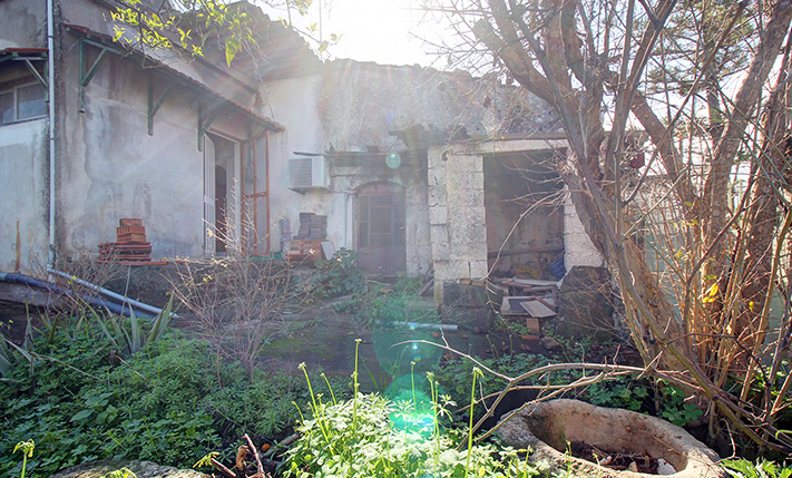 AN EASY-TO-RENOVATE HOUSE IN VAMOS TOWN CENTER