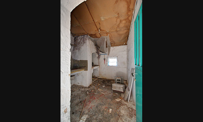 AN EASY-TO-RENOVATE HOUSE IN VAMOS TOWN CENTER