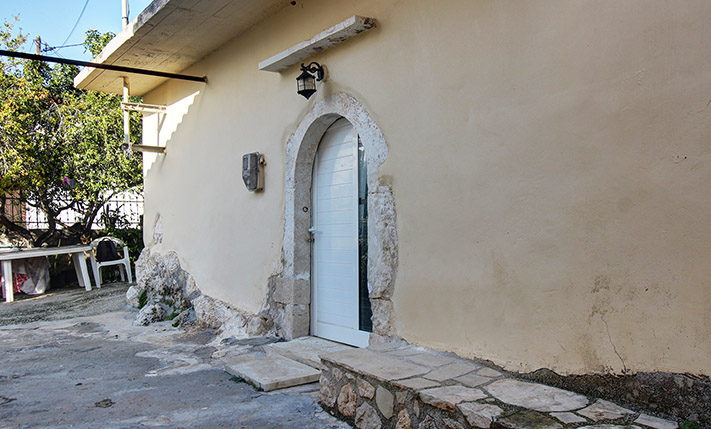 INDEPENDENT 1-LEVEL HOUSE IN THE CENTRE OF PLAKA
