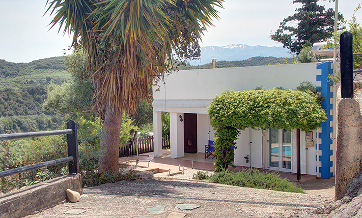 SEA & MOUNTAIN VIEWS FROM A NATURE RETREAT