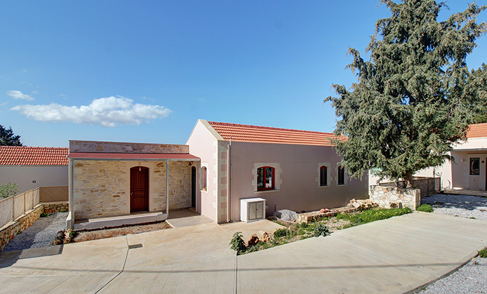 UNUSED SINGLE-STORY HOUSE BY THE MOUNTAINS