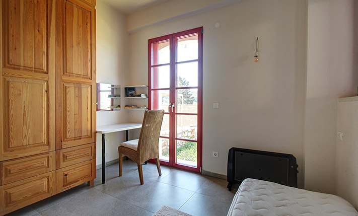 UNUSED SINGLE-STORY HOUSE BY THE MOUNTAINS