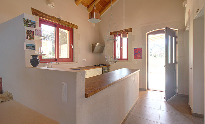 UNBENUTZTES, EINGESCHOSSIGES HAUS IN DEN BERGEN