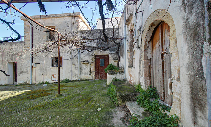 U-SHAPED BUILDING AROUND A PROMISING COURTYARD