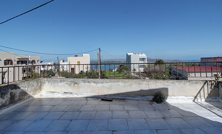 U-SHAPED BUILDING AROUND A PROMISING COURTYARD