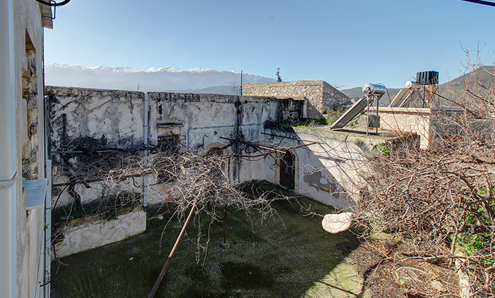 U-SHAPED BUILDING AROUND A PROMISING COURTYARD