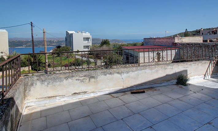 U-SHAPED BUILDING AROUND A PROMISING COURTYARD