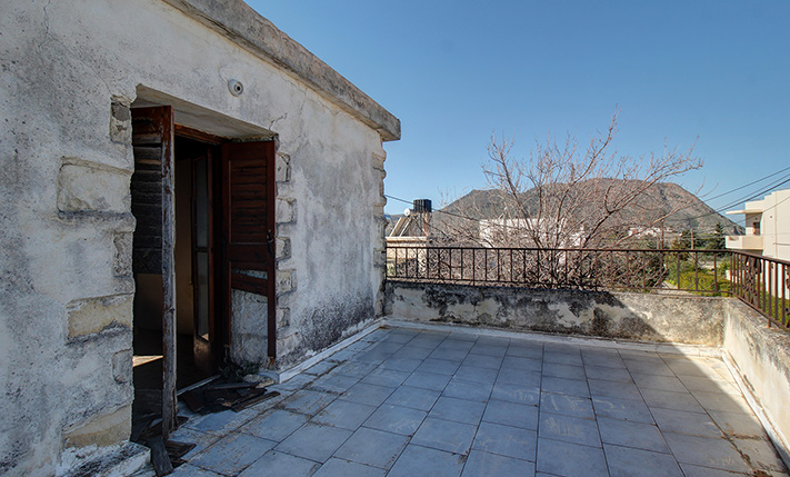 U-SHAPED BUILDING AROUND A PROMISING COURTYARD