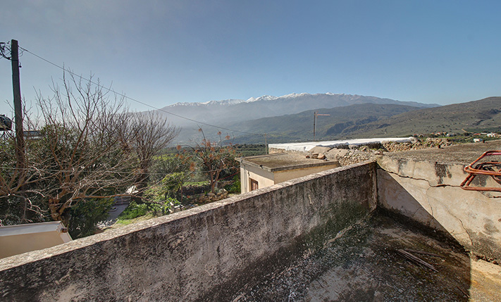 U-SHAPED BUILDING AROUND A PROMISING COURTYARD