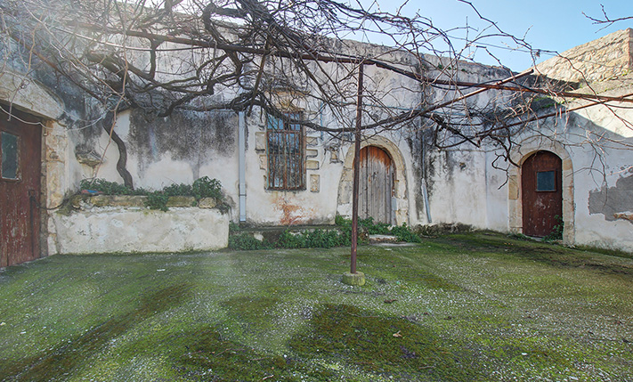 U-SHAPED BUILDING AROUND A PROMISING COURTYARD