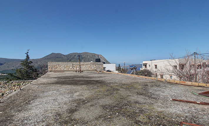 U-SHAPED BUILDING AROUND A PROMISING COURTYARD