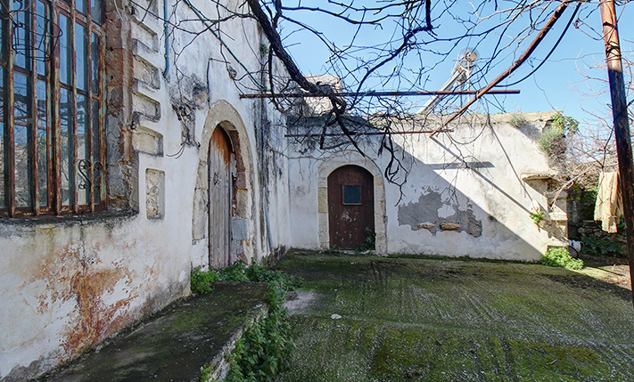 U-SHAPED BUILDING AROUND A PROMISING COURTYARD