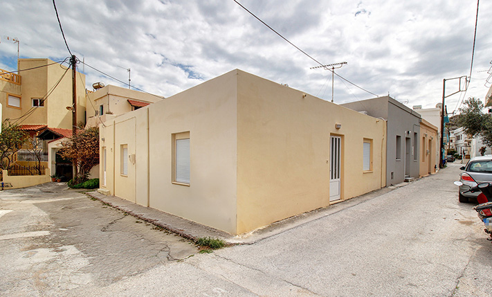 READY-TO-MOVE-IN GROUND LEVEL HOUSE NEAR THE BEACH