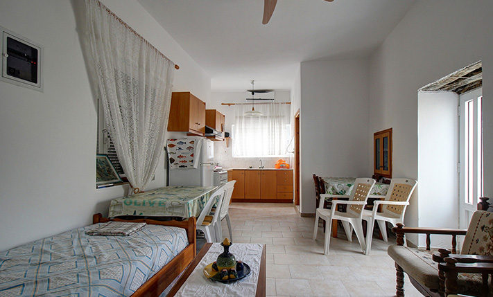 READY-TO-MOVE-IN GROUND LEVEL HOUSE NEAR THE BEACH