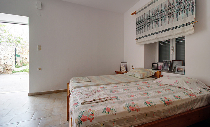 READY-TO-MOVE-IN GROUND LEVEL HOUSE NEAR THE BEACH