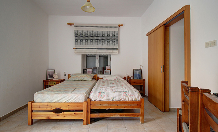 READY-TO-MOVE-IN GROUND LEVEL HOUSE NEAR THE BEACH