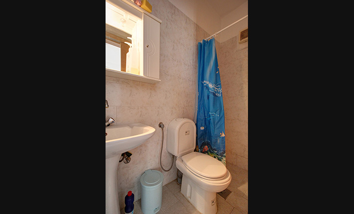 READY-TO-MOVE-IN GROUND LEVEL HOUSE NEAR THE BEACH