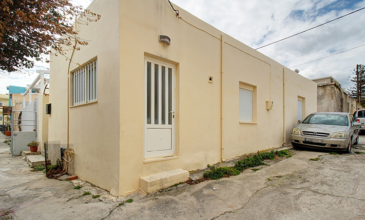 READY-TO-MOVE-IN GROUND LEVEL HOUSE NEAR THE BEACH