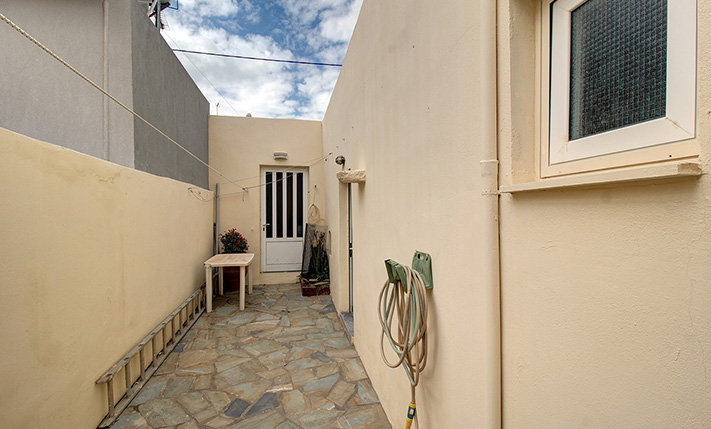 READY-TO-MOVE-IN GROUND LEVEL HOUSE NEAR THE BEACH