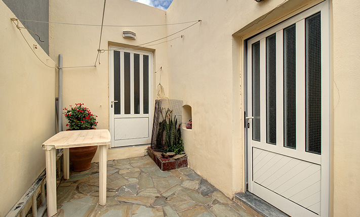 READY-TO-MOVE-IN GROUND LEVEL HOUSE NEAR THE BEACH