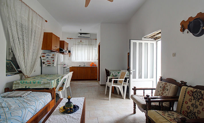 READY-TO-MOVE-IN GROUND LEVEL HOUSE NEAR THE BEACH