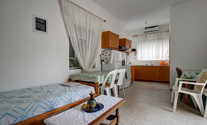 READY-TO-MOVE-IN GROUND LEVEL HOUSE NEAR THE BEACH