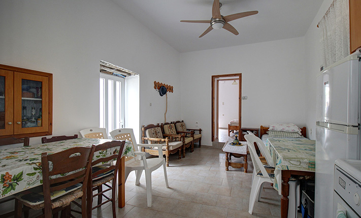 READY-TO-MOVE-IN GROUND LEVEL HOUSE NEAR THE BEACH