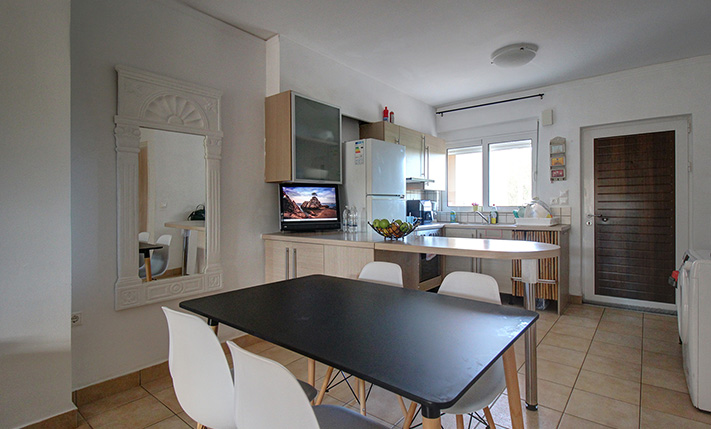 APARTMENT IN A SEAFRONT COMPLEX WITH A SW. POOL
