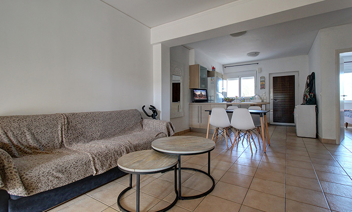 APARTMENT IN A SEAFRONT COMPLEX WITH A SW. POOL