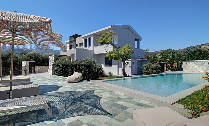 MODERN DUPLEX IN A LUSH ENVIRONMENT