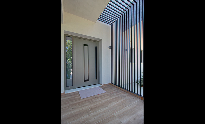 MODERN DUPLEX IN A LUSH ENVIRONMENT