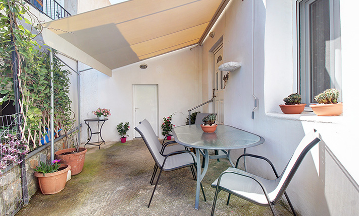 ERDGESCHOSSIGES STEINHAUS MIT VORDERER TERRASSE