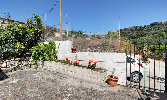 GROUND-LEVEL STONE HOUSE WITH A FRONT TERRACE
