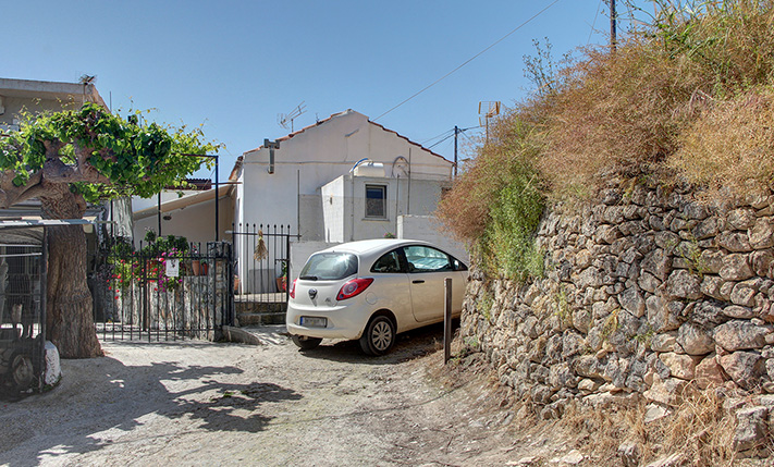 GROUND-LEVEL STONE HOUSE WITH A FRONT TERRACE