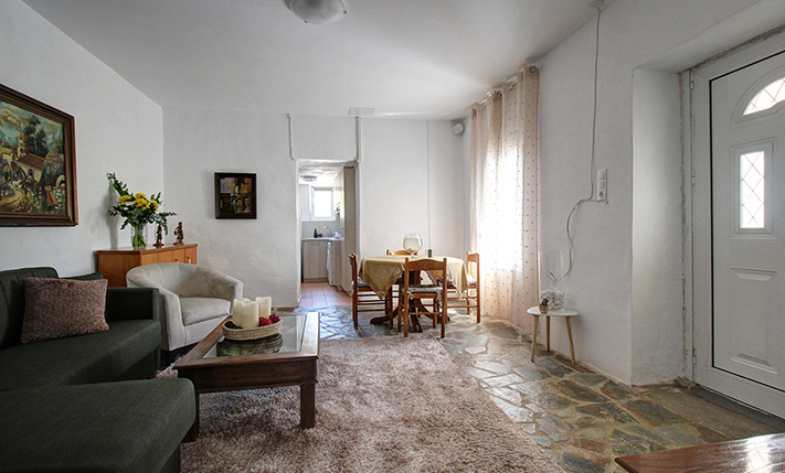 ERDGESCHOSSIGES STEINHAUS MIT VORDERER TERRASSE