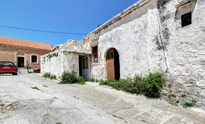 GROUND-LEVEL BUILDING WITH TRADITIONAL FEATURES