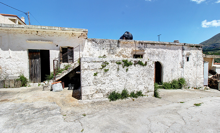 GROUND-LEVEL BUILDING WITH TRADITIONAL FEATURES
