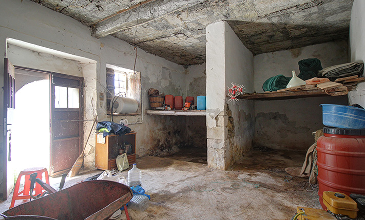 GROUND-LEVEL BUILDING WITH TRADITIONAL FEATURES
