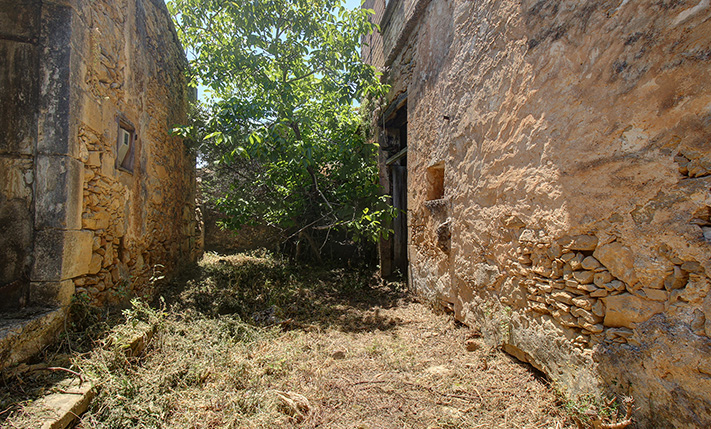 GUARANTEED VIEWS & PRIVACY FROM THE VILLAGE FRINGE