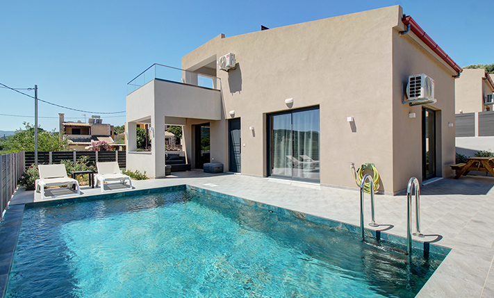 BRANDNEUES EINFAMILIENHAUS MIT POOL UND AUSSICHT