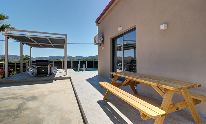 BRAND-NEW DETACHED HOUSE WITH POOL & VIEWS